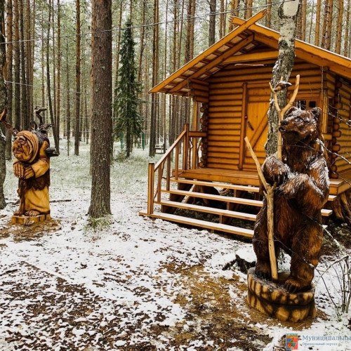 Избушка Бабы Емы и деревянные фигуры